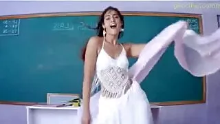 Sarkanmatainais fans atdeva sevi danlodseks Elvisam pēc koncerta uz skatuves