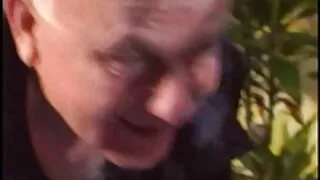 Paklausīga sieviete nometās sex porno mobile ceļos un sāka nodarboties ar orālo seksu