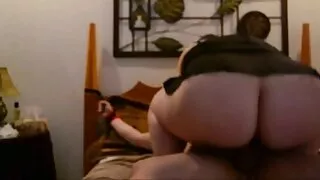 Viņa izģērbās svešinieka priekšā un deva viņam vēzi pie koka old man gay seks