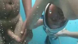 Māsa Ar Tetovējumiem dega brāļa handjob un palīdzēja viņam xxx seks 2020 cum